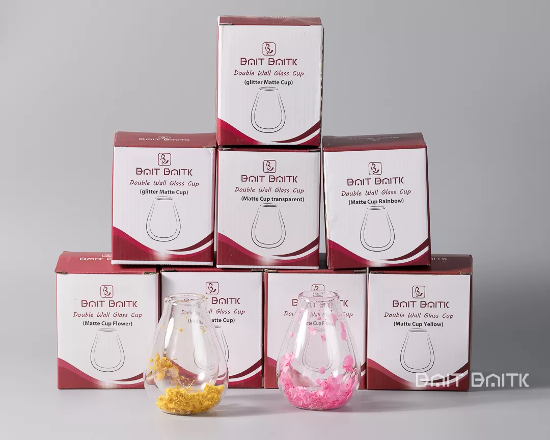 علب كاسة متة قزاز دبل زجاج بيت بيتك مع الكاسات الزجاجية أمامها
