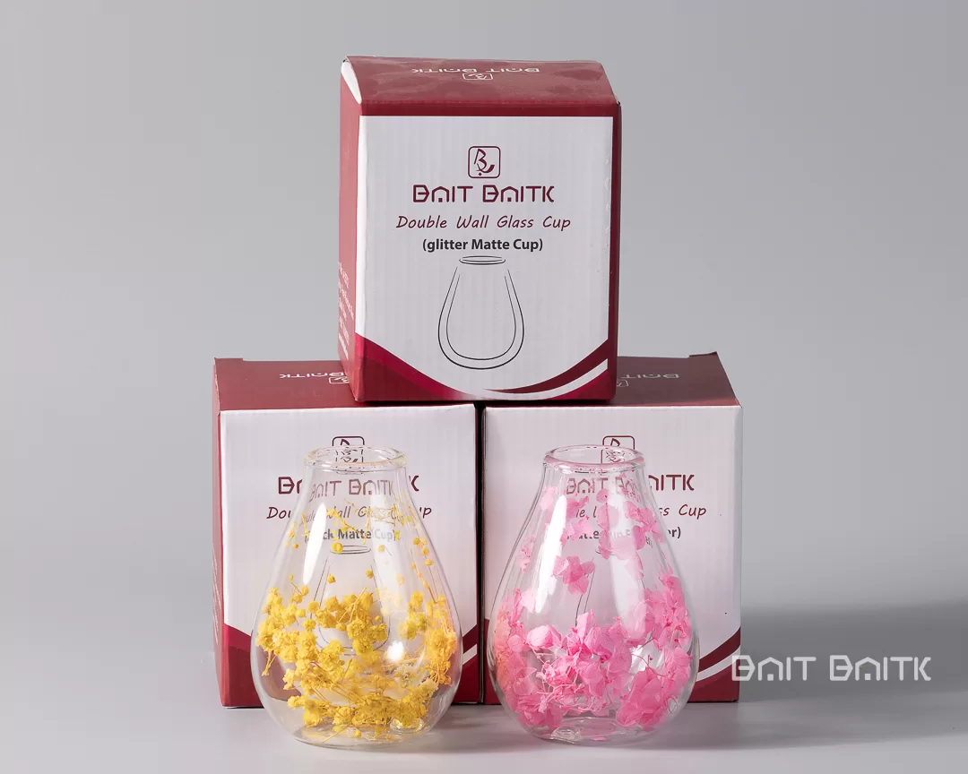 علب كاسة متة قزاز دبل زجاج بيت بيتك مع الكاسات الزجاجية أمامها