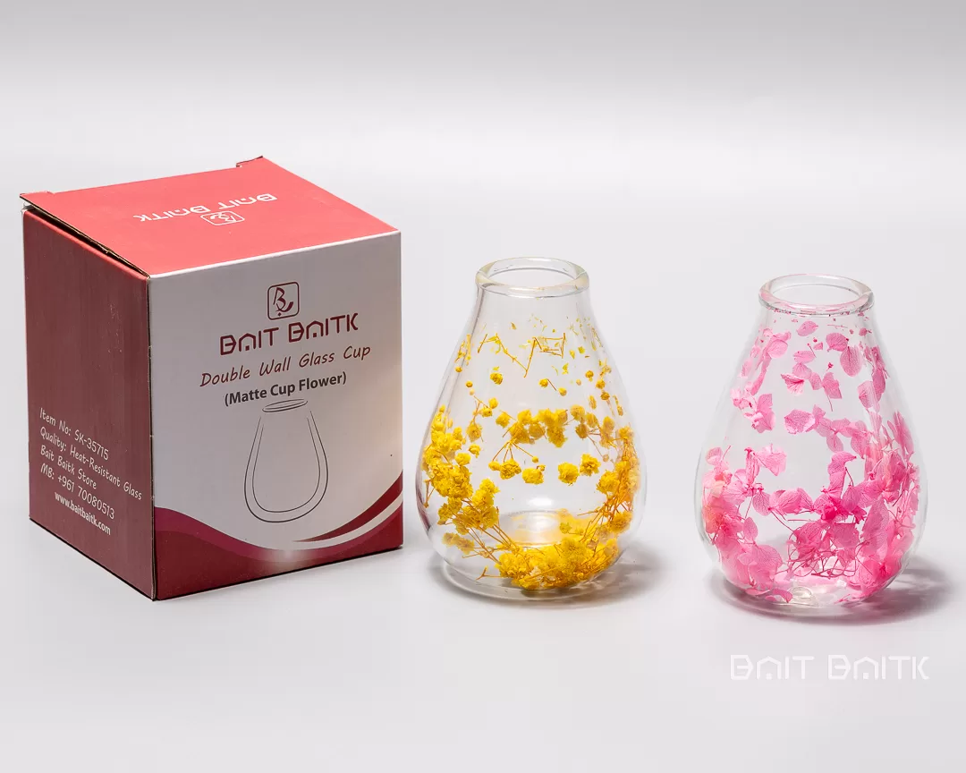 علب كاسة متة قزاز دبل زجاج بيت بيتك مع الكاسات الزجاجية أمامها