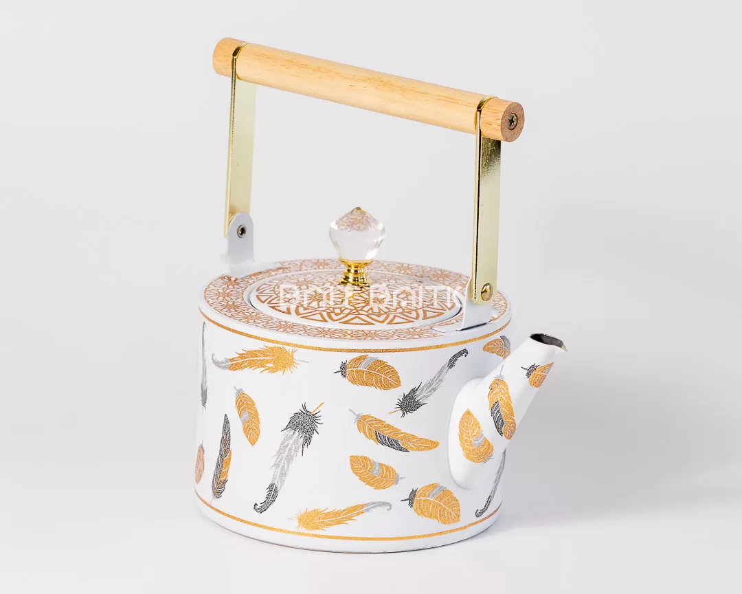 إبريق شاي أبيض نقش ريش منظر جانبي مع مقبض خشبي سعة 1.5 لتر SK-3986