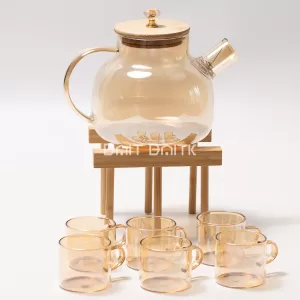 أكواب زجاج ضمن طقم إبريق شاي مع حامل بامبو للتنظيم