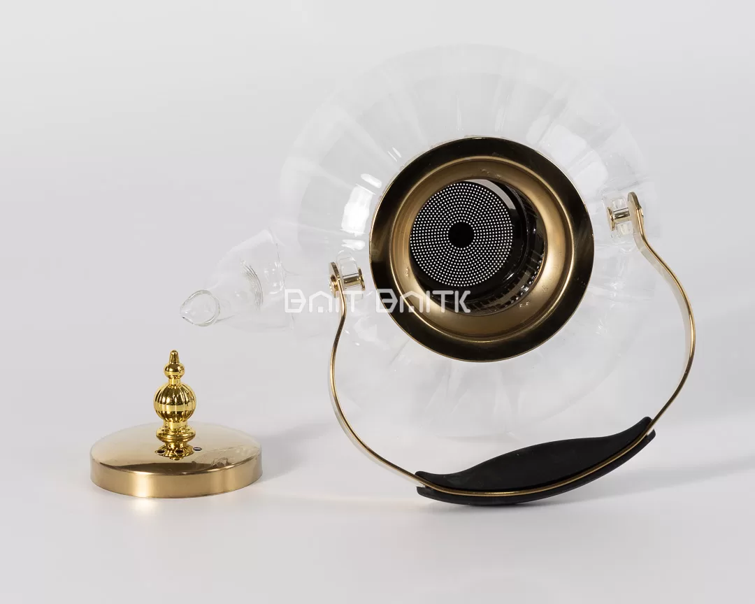 صورة علوية لإبريق الشاي تظهر فتحة المصفاة والغطاء الذهبي