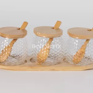 علب زجاج سكريات 3 قطع مع أغطية بامبو وملاعق على قاعدة بامبو – تنظيم أنيق